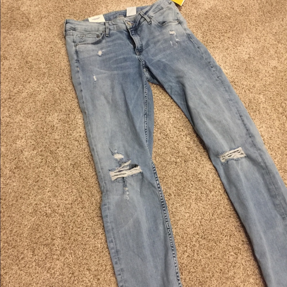 Light wash, distressed Jeans